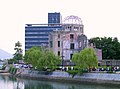 2004年8月6日，路过广岛和平纪念公园前去参加纪念仪式的市民