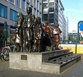 站外的“驶向生、驶向死（德语：Züge ins Leben – Züge in den Tod: 1938–1939）”纪念雕像，摄于2009年