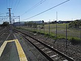 现时的小坂井站月台望向小坂井支线方向。