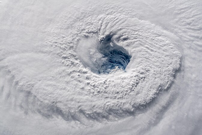 图为大西洋上具有深层眼壁的飓风佛罗伦斯对流的照片，由国际太空站太空人亚历山大·格斯特拍摄：有从上以下看过4级飓风吗？寒意满满，即使在太空看也是如此……