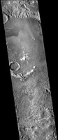 火星勘测轨道飞行器背景相机拍摄的邦德陨击坑，在它坑底的中心区有另一座撞击坑及一道弯脊。