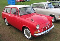 Ford Anglia 105E Estate: The basic Anglia 105E featured a smaller, painted grille with a chromed reveal, rendering it easily identifiable from the De Luxe 105E.