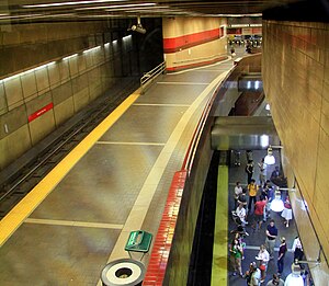 从站厅层拍摄的哈佛站侧式叠式站台。左侧是出城方向站台，右侧的地下二层为入城方向站台。