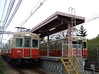 此站的列车交会。前方列车往武库川。