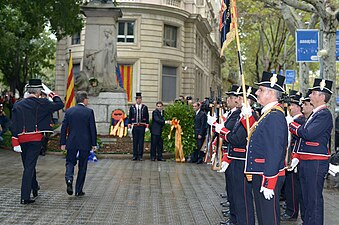 Floral offerings to the monument of Rafael Casanova by President of Catalonia, Artur Mas, in 2013. On the right, Mossos d'Esquadra in gala dresses