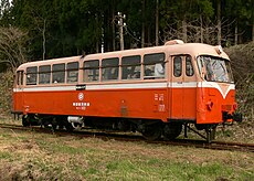 日本南部纵贯铁道停駛後，於七戶站動態保存的Kiha102 柴油客車。