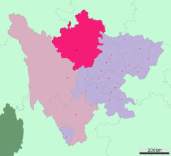 阿坝州的地理位置（中北部绯红色部分）