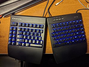 动能牌自由式（Kinesis Freestyle，2007）可调分体键盘的两块键板以电线连接，可灵活调整开合角度和距离；额外配件用于调整外斜角