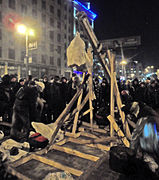 A modern improvised trebuchet erected by rioters in Hrushevskoho Street, Kyiv in 2014, with the counterweight used to operate it visible