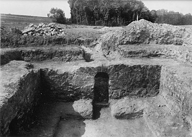 Excavation of collection tank at beginning of the aqueduct at Wissous (1903 photo)