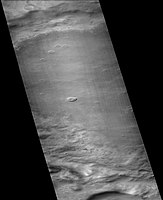 火星勘测轨道飞行器背景相机拍摄的赫胥黎陨击坑。