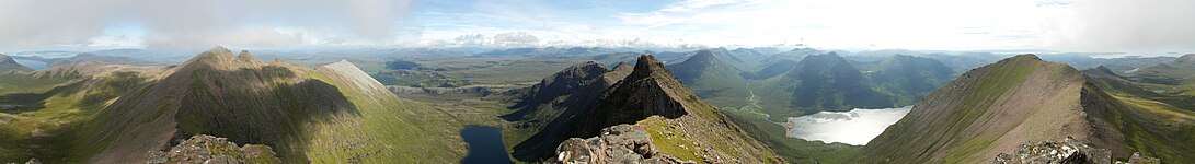 从苏格兰 Sgurr Fiona 望向查拉赫山（英语：An Teallach）断层带的全景图。