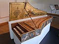 由法国巴黎制造商家族Jean Denis II 于1648年所制造的双排键盘大键琴，现存于伊苏丹圣罗克临终关怀博物馆内 (早期作品）