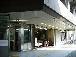 驹川中野站检票口（拍摄于2007年2月） 此图片需要更新。 (2020年6月28日) 请更新本文以反映近况和新增内容。完成修改后请移除本模板。