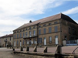 The town hall in Serqueux