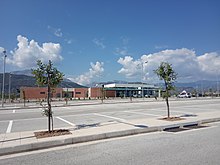 Outer view of the station building and the parking lot (July 2020)