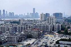 黄鹤楼上向北偏西方向眺望。图中长江东岸属中华路街道辖区。