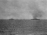 法兰克福号（左）与其它受缴的德国舰只于弗吉尼亚海岬