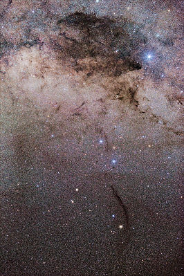 煤袋星云是在照片顶部附近，看似黑暗的大片区域。