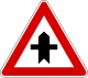 意大利和拉脱维亚的支干道交叉十字路口标志