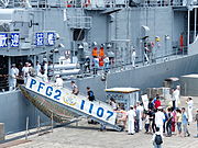 2013年中正军港营区开放活动，游客由右舷舷梯登上子仪军舰参观，摄于济阳级凤阳军舰（FFG-933）舰尾左舷。