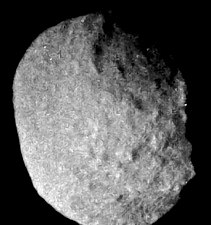 航海者2號拍攝的海衛八圖像，經過數位處理以顯示表面特徵。