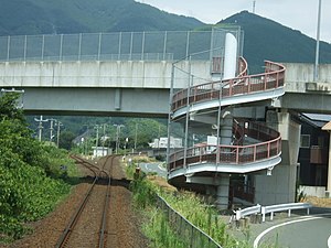 从列车上前摄伊予若宫线路所，左边侧轨为海线路段，直线主轨为山线路段。2011年8月摄。