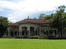 阿披色律实殿（英语：Abhisek Dusit Throne Hall）建于1904年，是律实宫的会堂及娱乐场所