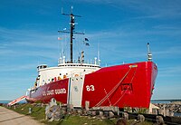 麦基诺市湖岸边停泊的美国海岸警卫队前破冰船USCGC Mackinaw (WAGB-83)（英语：USCGC Mackinaw (WAGB-83)）