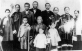 1901年，孙中山在后排左数第5位，在美国夏威夷茂宜岛与全家人合照[23]:28