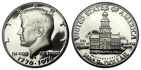 200周年纪念半美元的设计与2.5美元鹰金币非常相似。