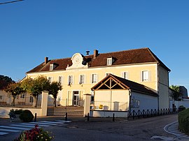 The town hall in Charbuy