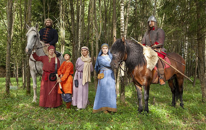 正在為12-13世紀斯拉夫節日做準備的人們。攝於莫斯科州魯扎區。
