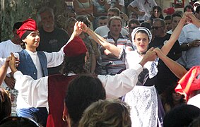 2008年在Millas节日中穿着加泰罗尼亚服装的舞者跳加泰罗尼亚舞（Sardane）。
