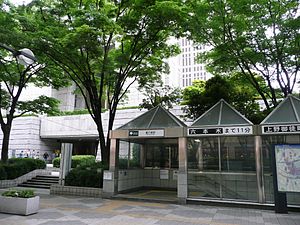 A4出口。背后的建筑物是东京都厅舍（2010年5月）
