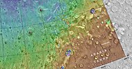 显示斯克沃多夫斯卡陨击坑和附近其它陨坑的火星轨道器激光高度计地形图，颜色表示高度。