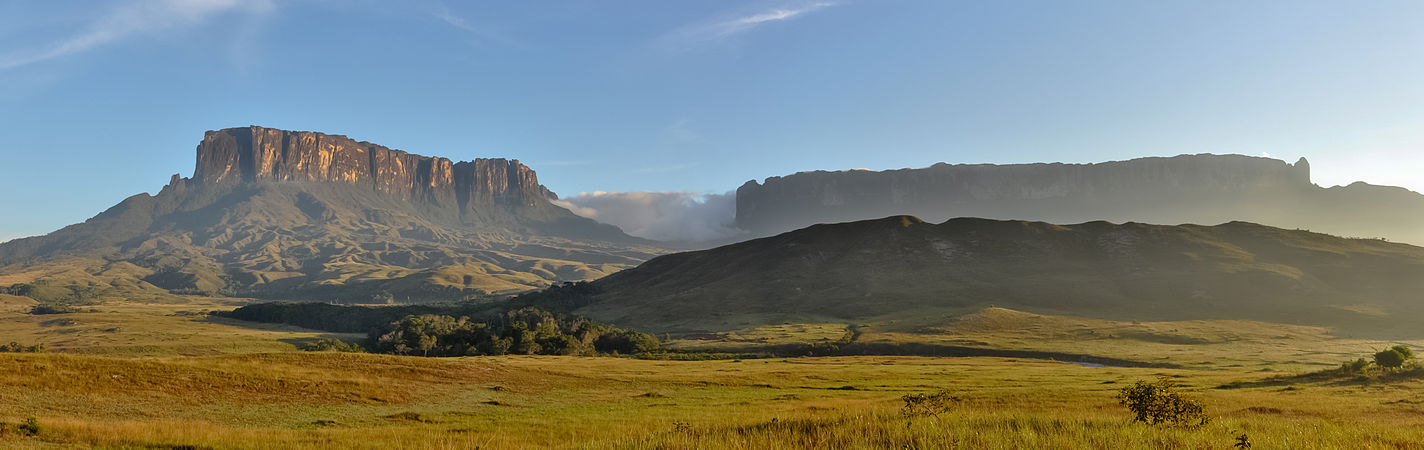 从委内瑞拉大萨瓦纳Tëk河营地看过去的库奇南山（英语：Kukenán-tepui）和罗赖马山早晨的景象。