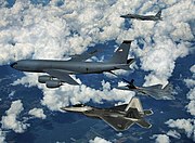 与F15施行加油任务的KC-135R（中央）F-22(下)