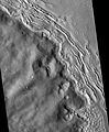 HiRISE所见的赫卡特斯山脉，山脊是西北的走向。