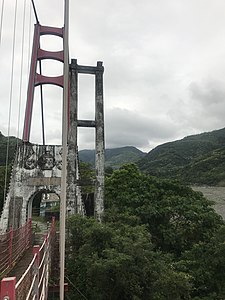 土坂吊桥新旧桥柱对望。