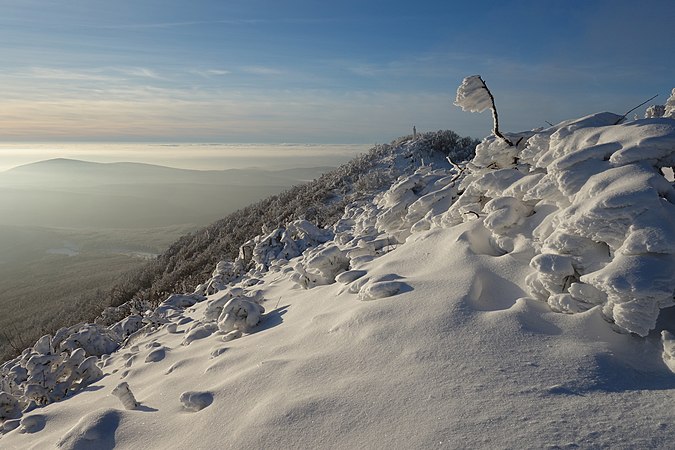 图为维霍拉特峰（海拔高1076）的冬季, 它是斯洛伐克维霍拉特山脉中最高的山峰。