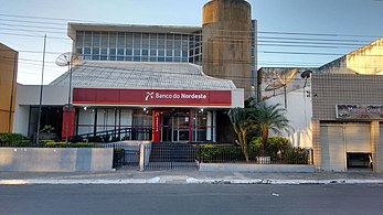 弗洛里亚努，该州人口第五多的市镇。图为在当地的东北银行（葡萄牙语：Banco do Nordeste）建筑。
