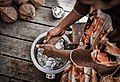 Travail du coco par une femme Kanak