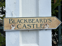 A sign leading to Blackbeard's Castle