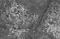 HiRISE拍摄的坎多尔高原河道，位于科普来特斯区。点选影像可看到许多小的分支河道，这些河道是支持降水的强力证据。