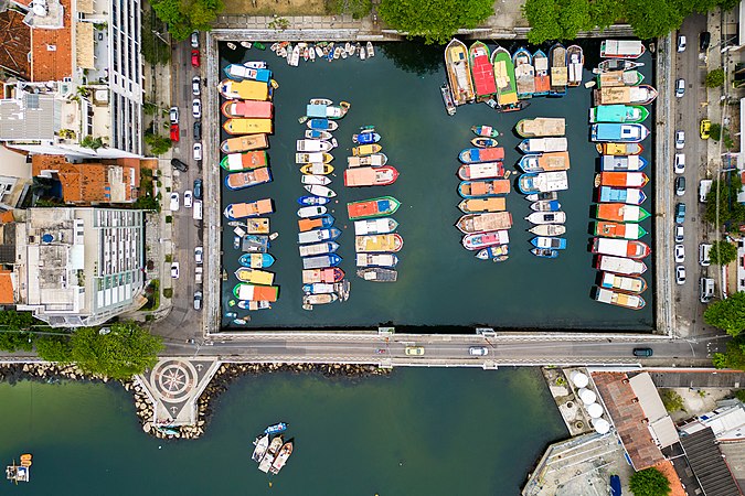 图为巴西里约热内卢葡萄牙大道上的小游艇船坞。