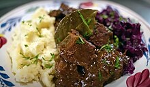 Hachee with red cabbage, bay leaf and mashed potato