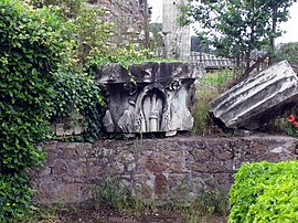 Photograph of the top part of a Corinthian column.