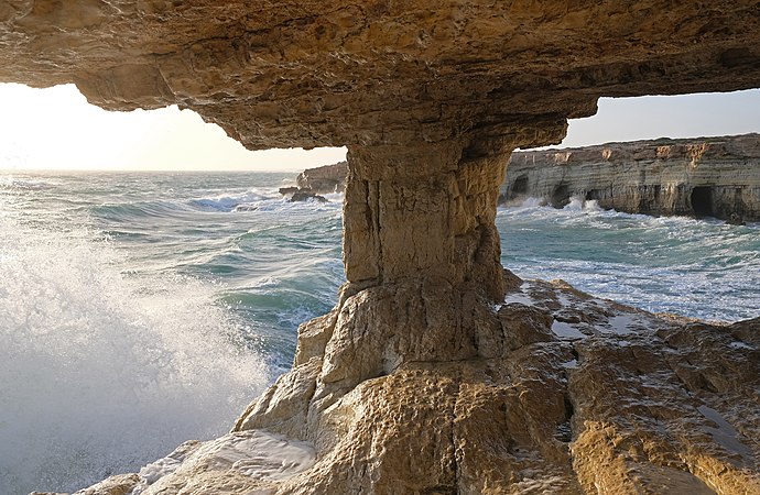 图为海蚀洞。位于塞浦路斯格雷科角。