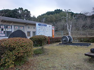吉野山站遗址设置了纪念碑和车轮